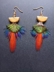 Boucle d'oreilles en plumasserie<br />
